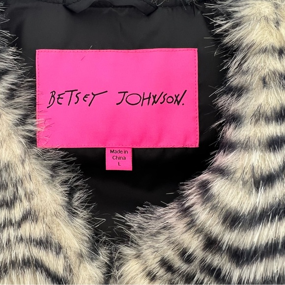 BETSEY JOHNSON faux fur VEST - Picture 5 of 6